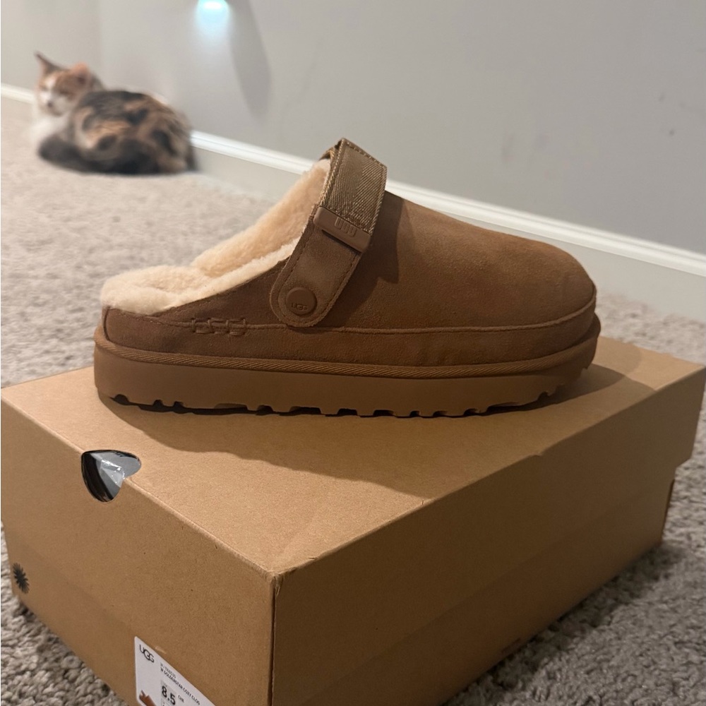 UGG golden star cozy clog